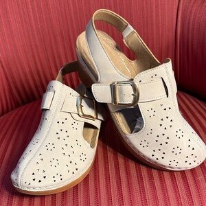 Women's Cream Slingback SZ 8 1/2 Comfort Clogs with Buckle